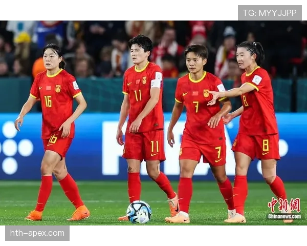 中国女足集训强化实战对抗教练组考察球员状态